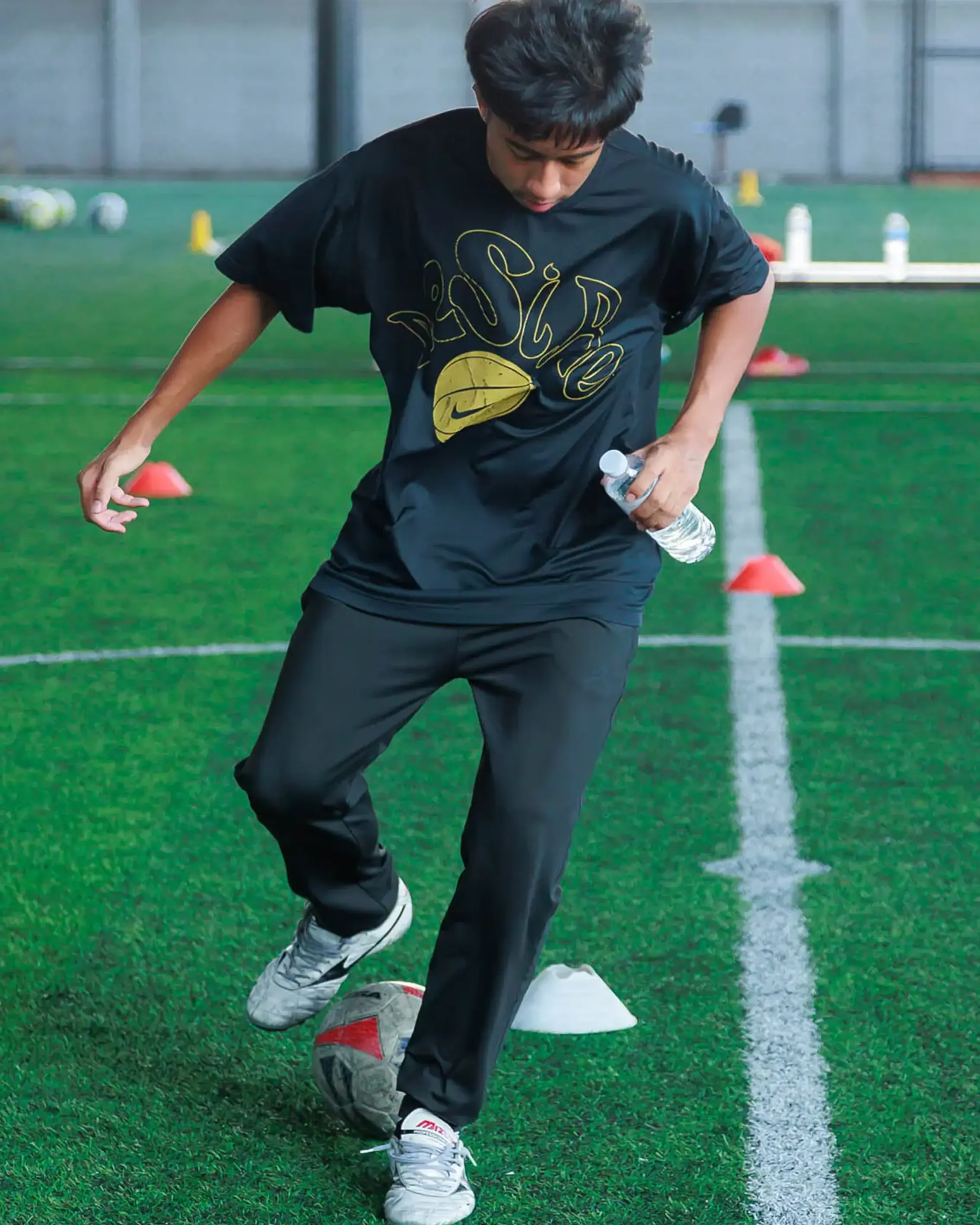 โค้ชเข้ม สาธิตการเดาะบอลและฝึกทักษะฟุตบอลในสนาม Soccer 24 รามอินทรา — Kskill Academy คลาสฟุตบอลเด็ก 7-12 ปี