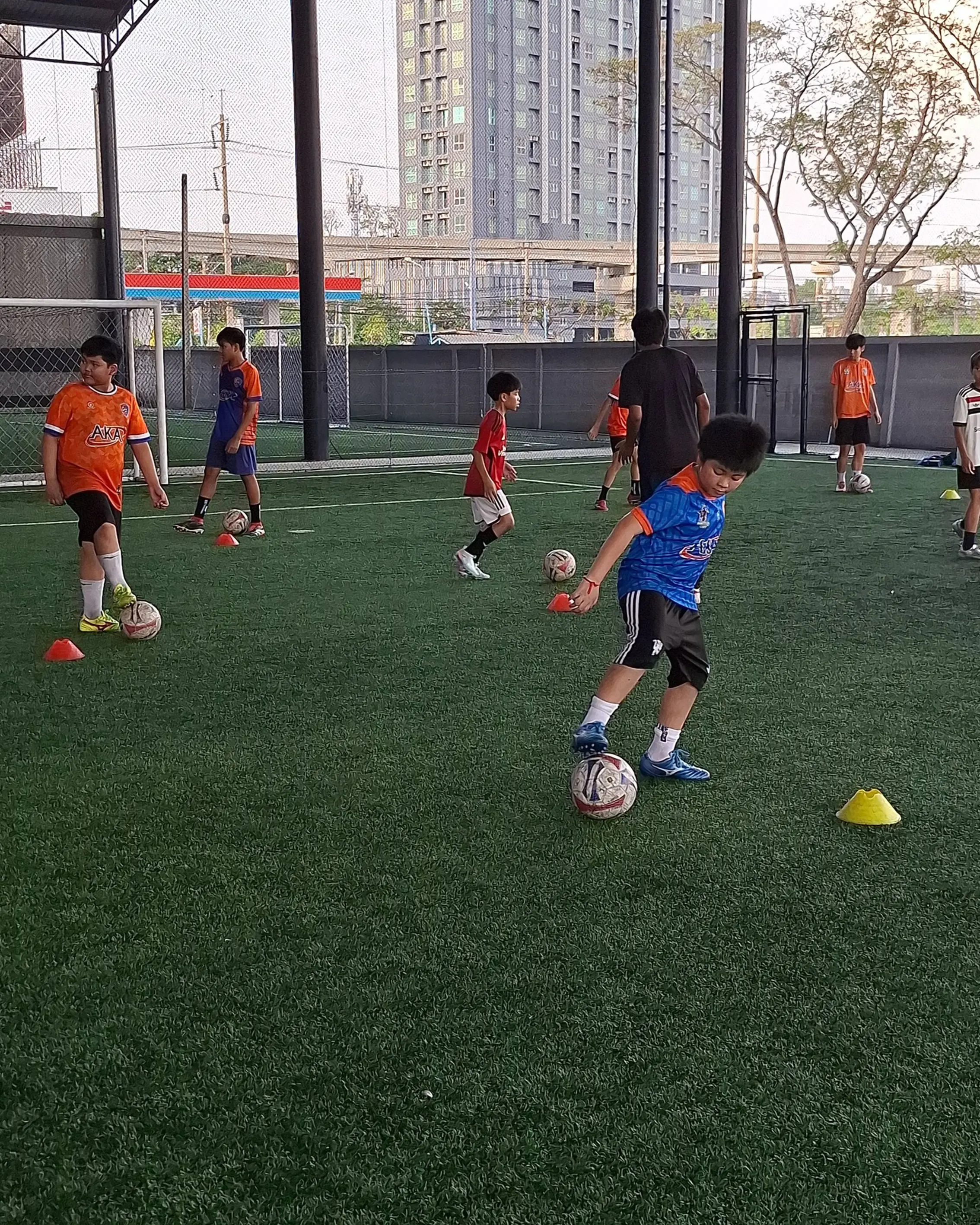บรรยากาศการฝึกซ้อม Fusion Football กลุ่มเล็ก 10 คน ในสนามหญ้าเทียม