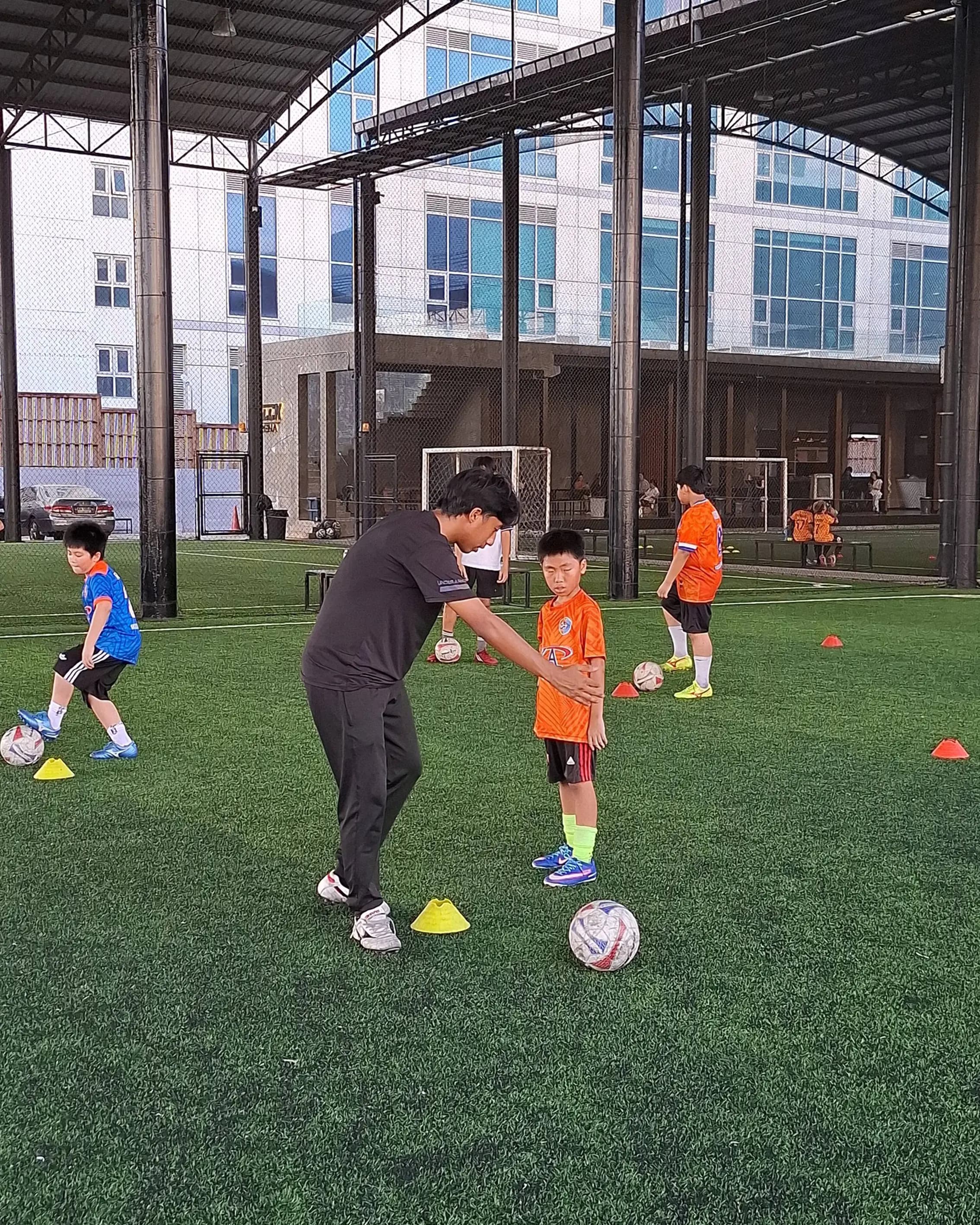 นักเรียนฝึก Body Feint และ Step Over กับโค้ชเข้ม ที่ Kskill Academy